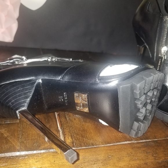 Michael Kors Emma Runway Leather Sandal - Picture 5 of 6